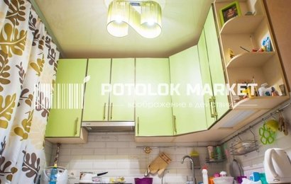  Глянцевый натяжной потолок на кухне