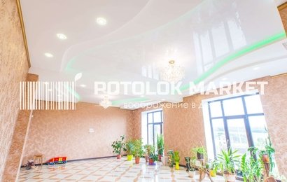  Многоуровневый натяжной потолок в гостиной